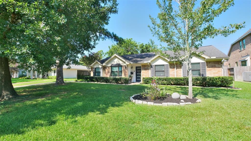 815 Carlingford Ln