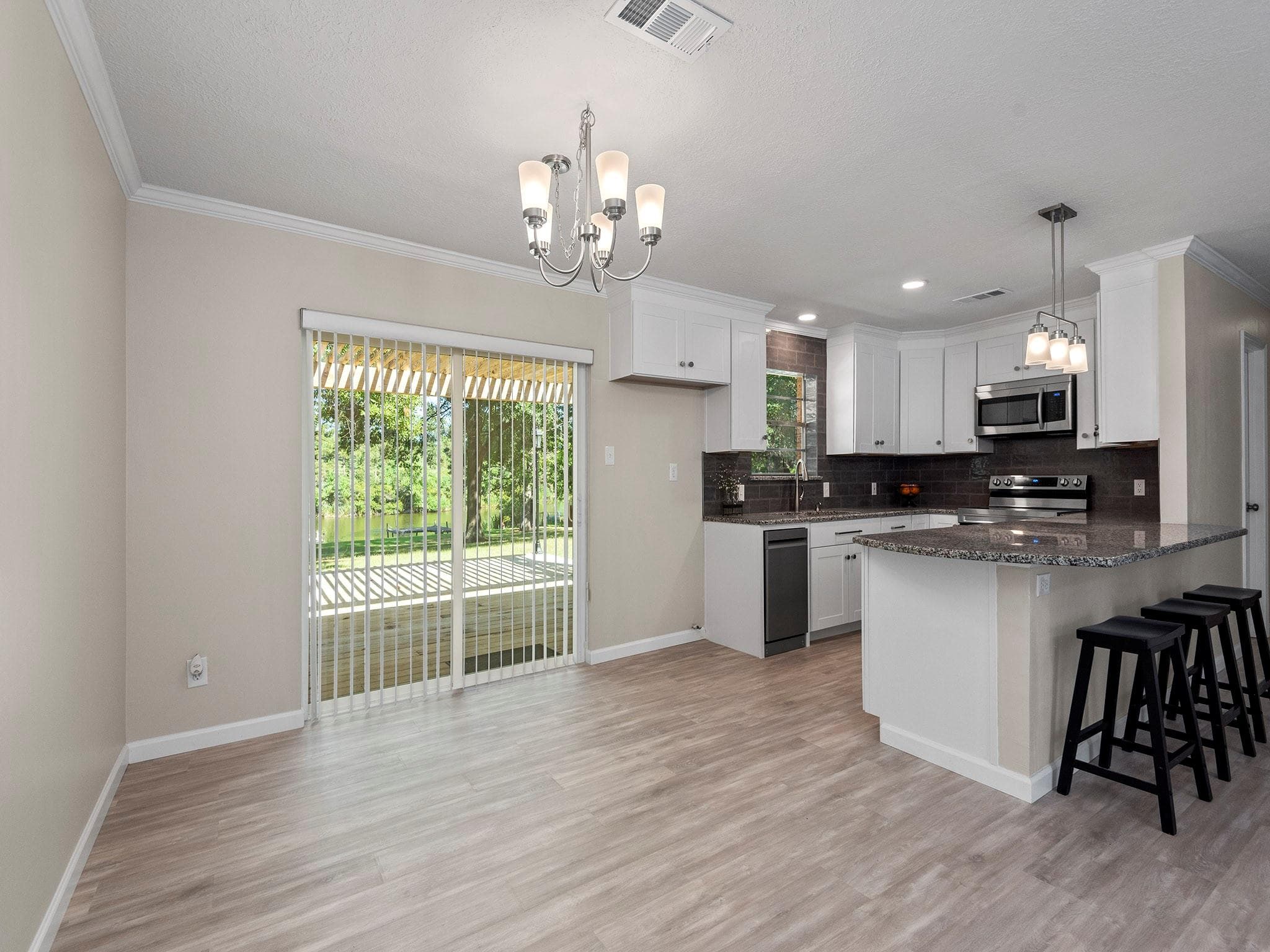 216 Lakeshore Dr