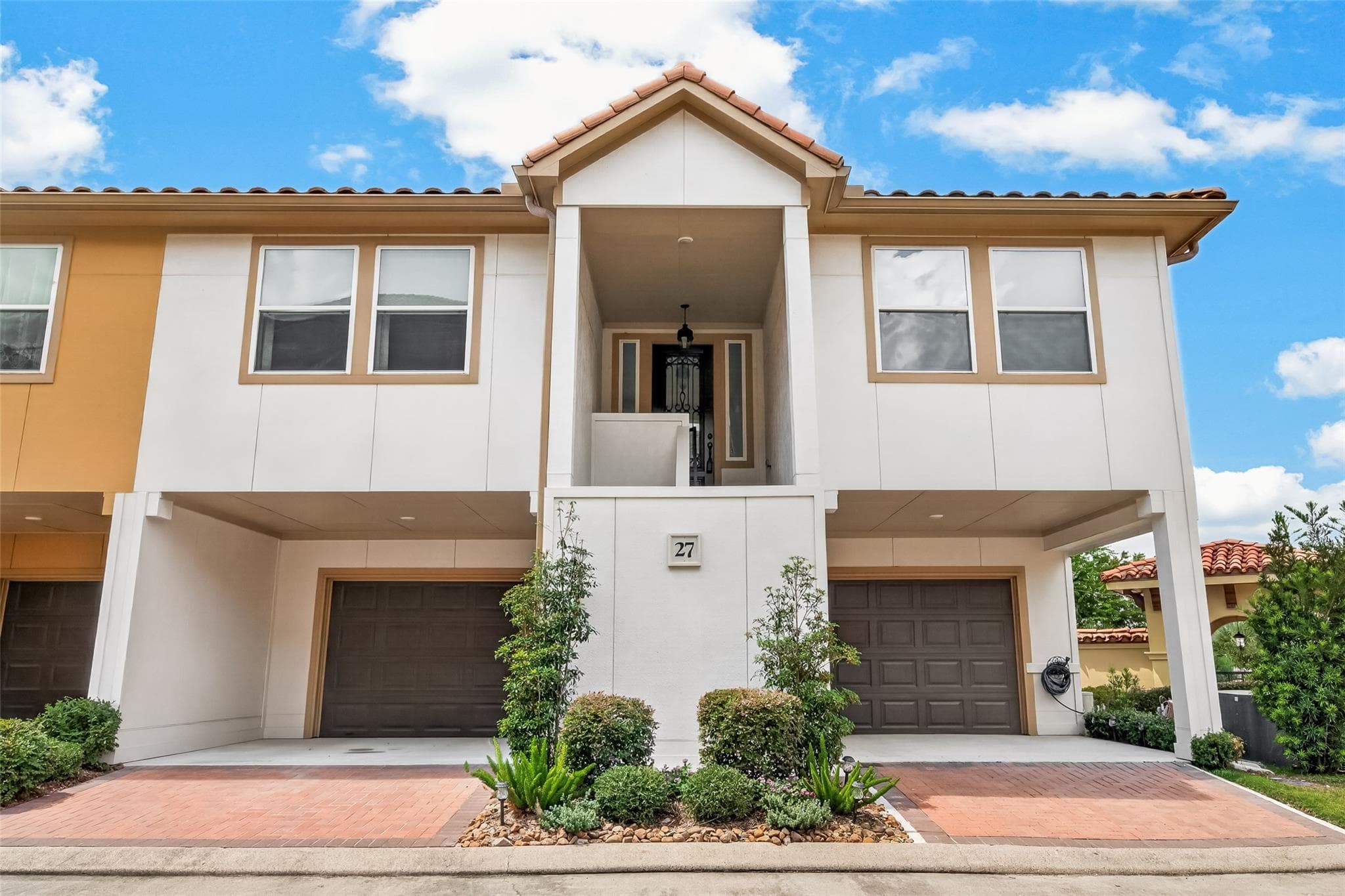 27 W Oaks Dr