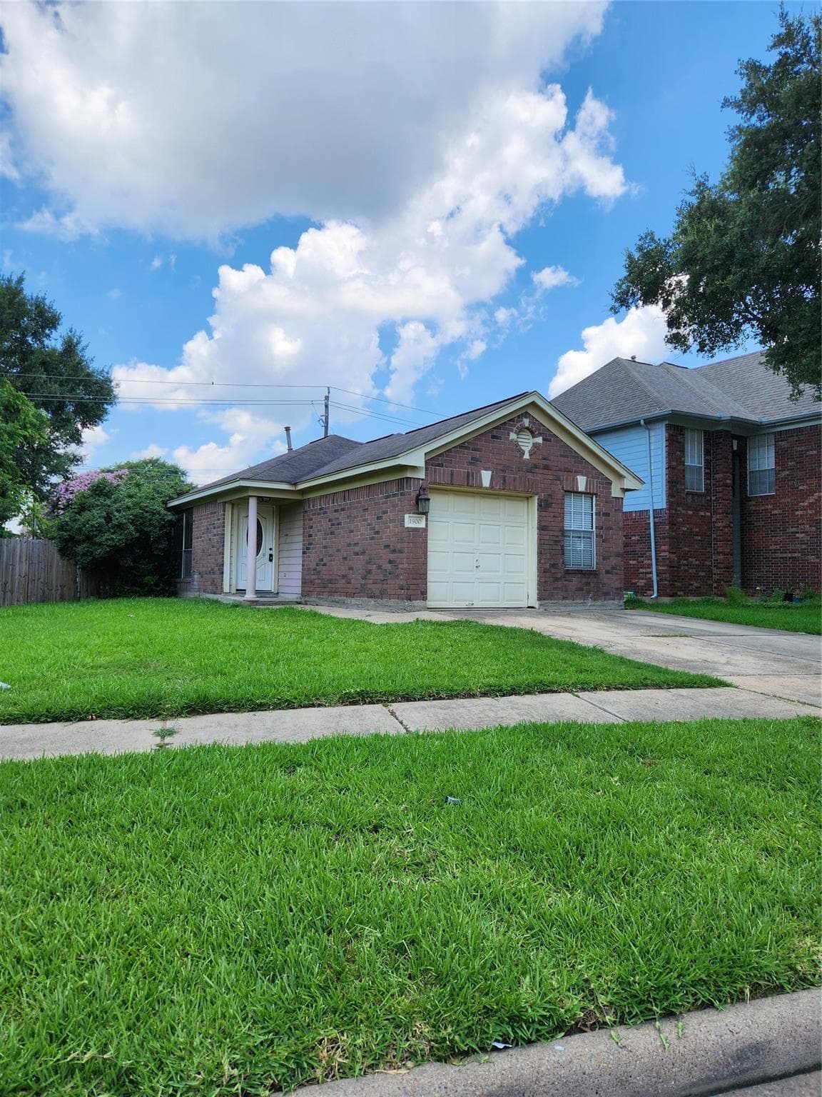 1900 Old Creek Dr
