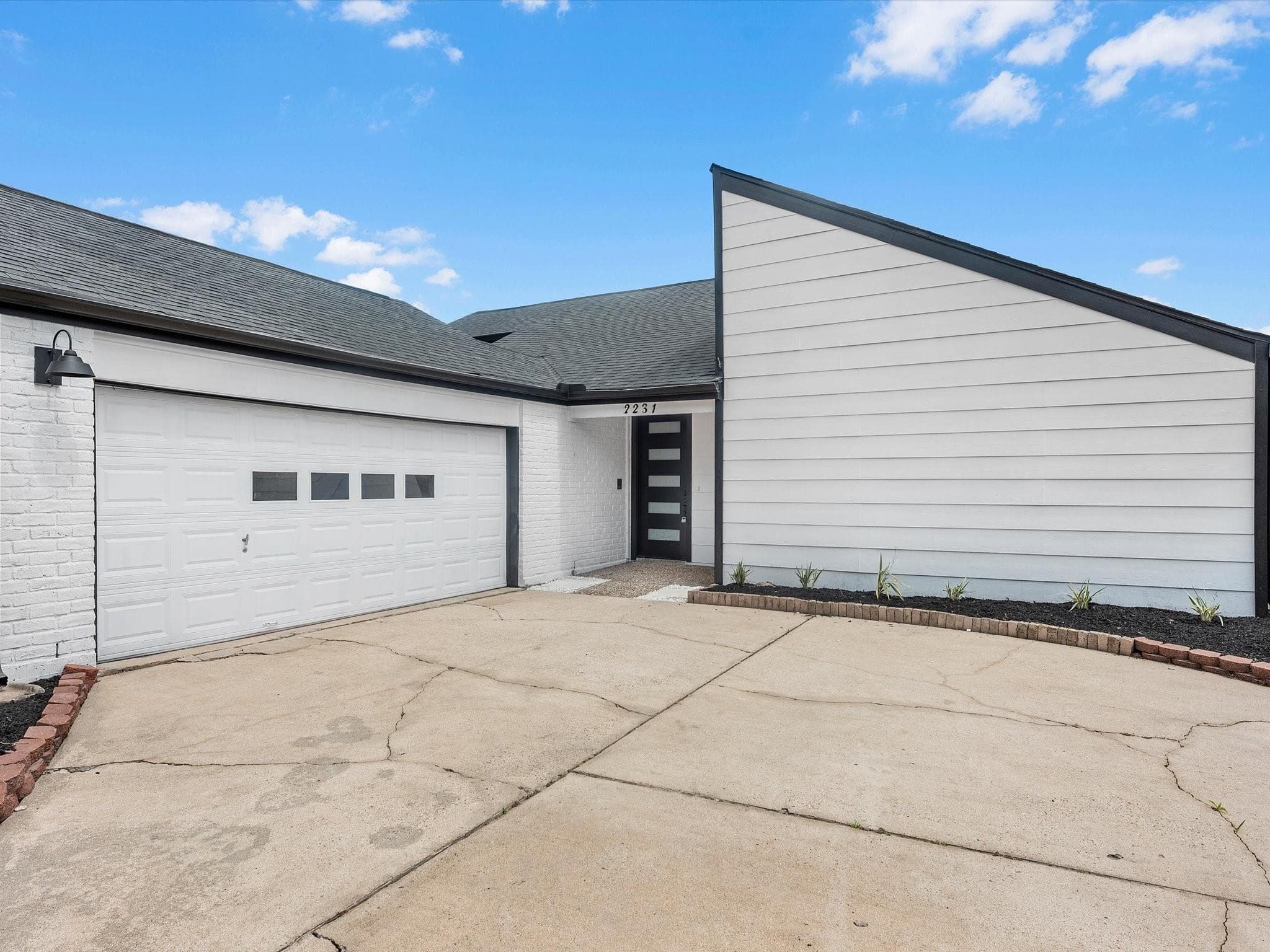 2231 Round Lake Dr