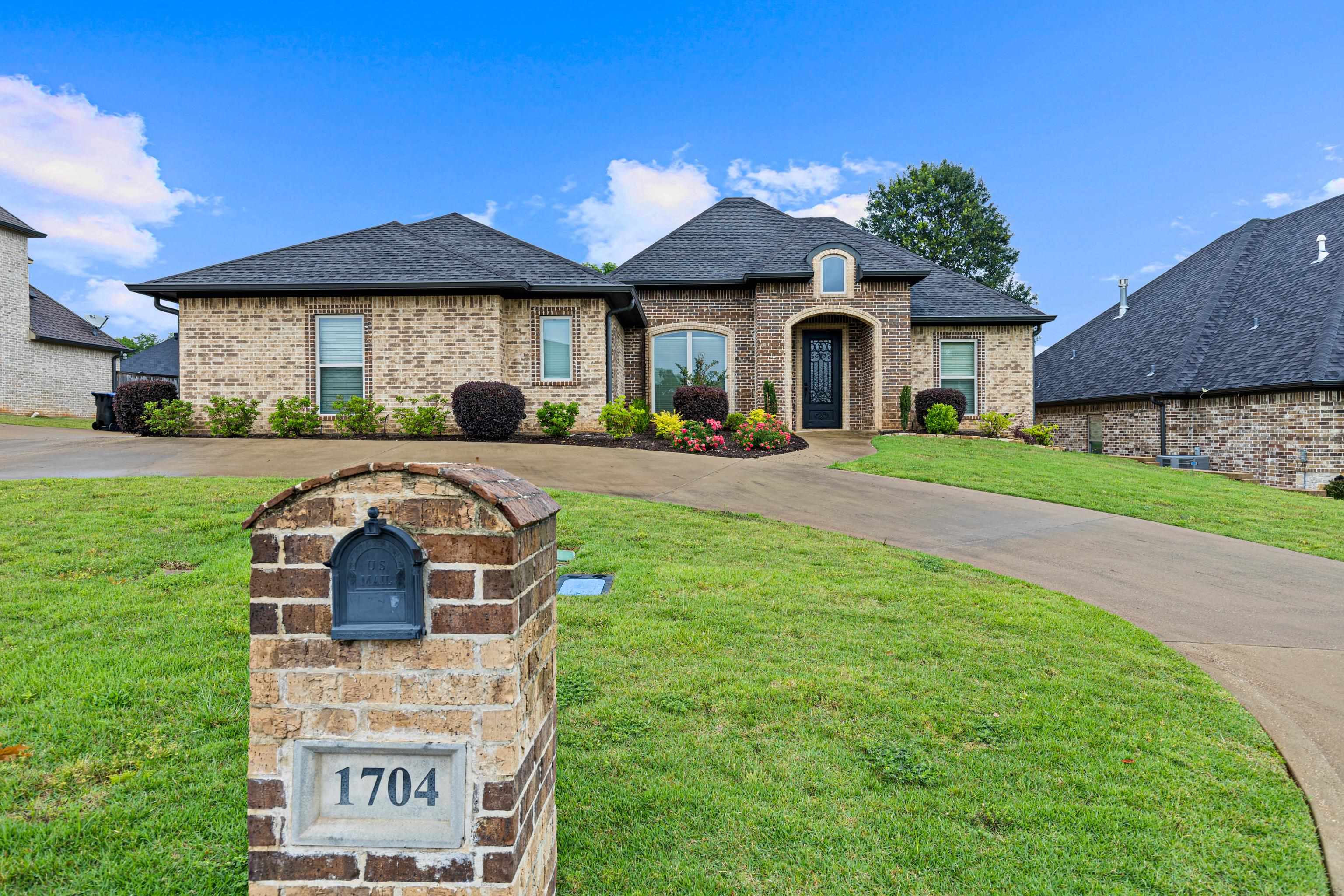 1704 Riviera Dr