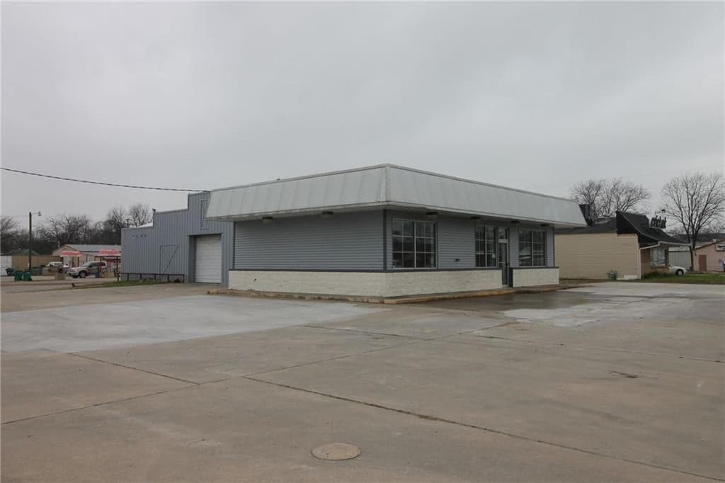 606 W Highway 82