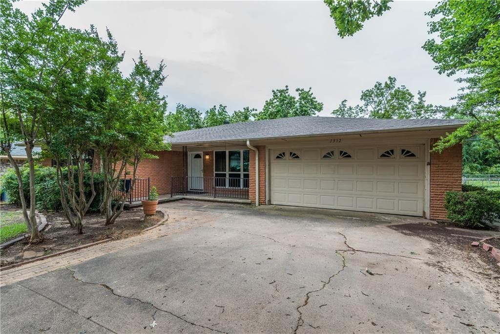 1312 Crestview Dr