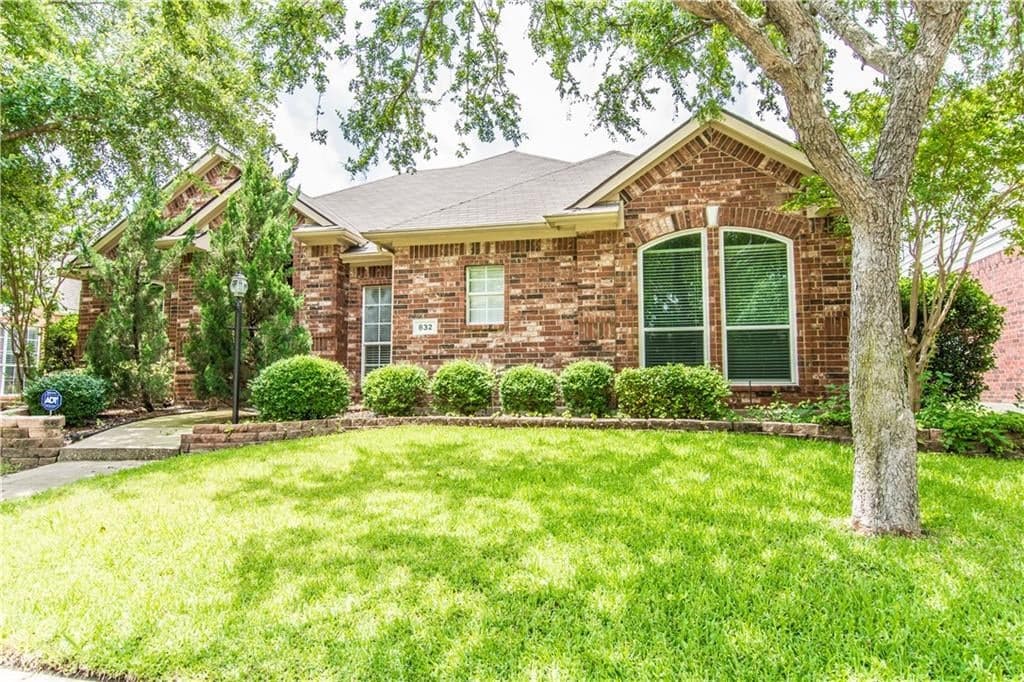 832 Soapberry Dr