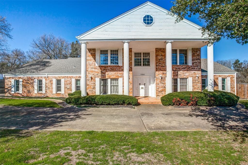 1303 Green Tree Ln