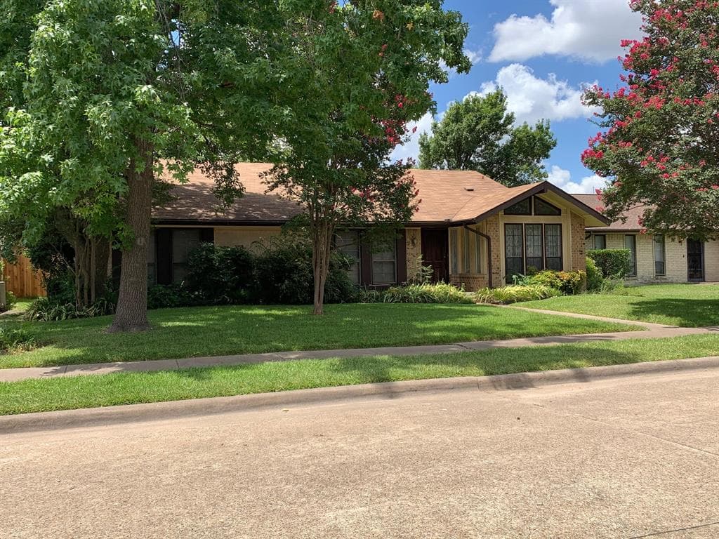 2722 Meadow Park Dr