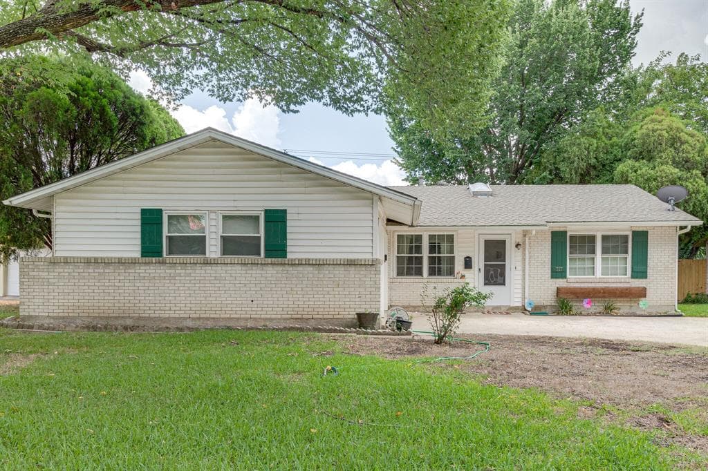 717 Pinehurst Dr