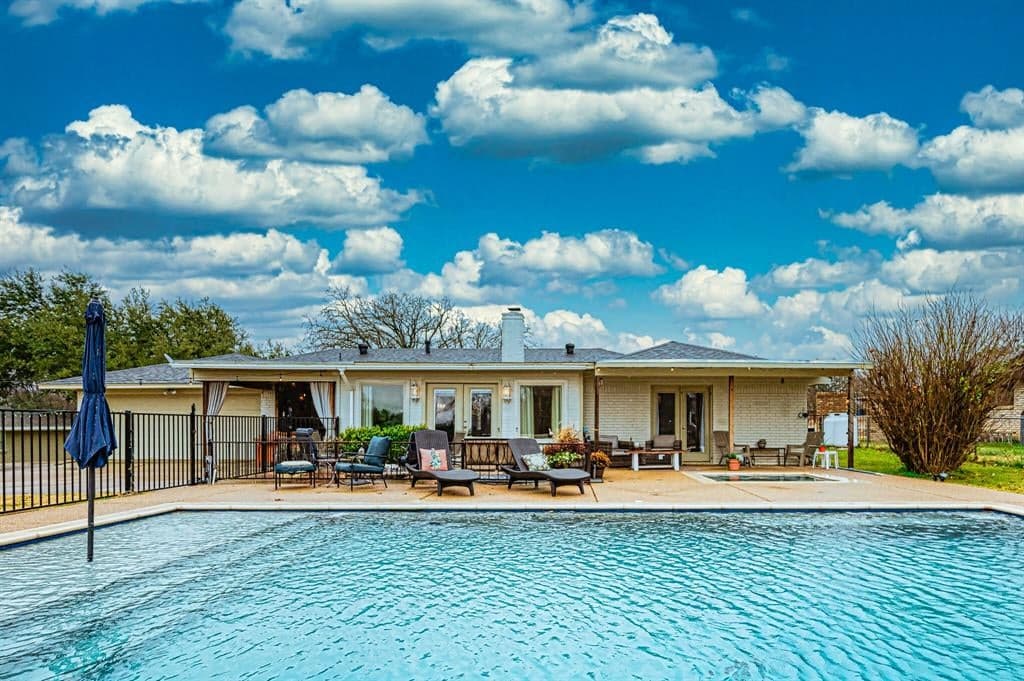 401 Country Club Dr