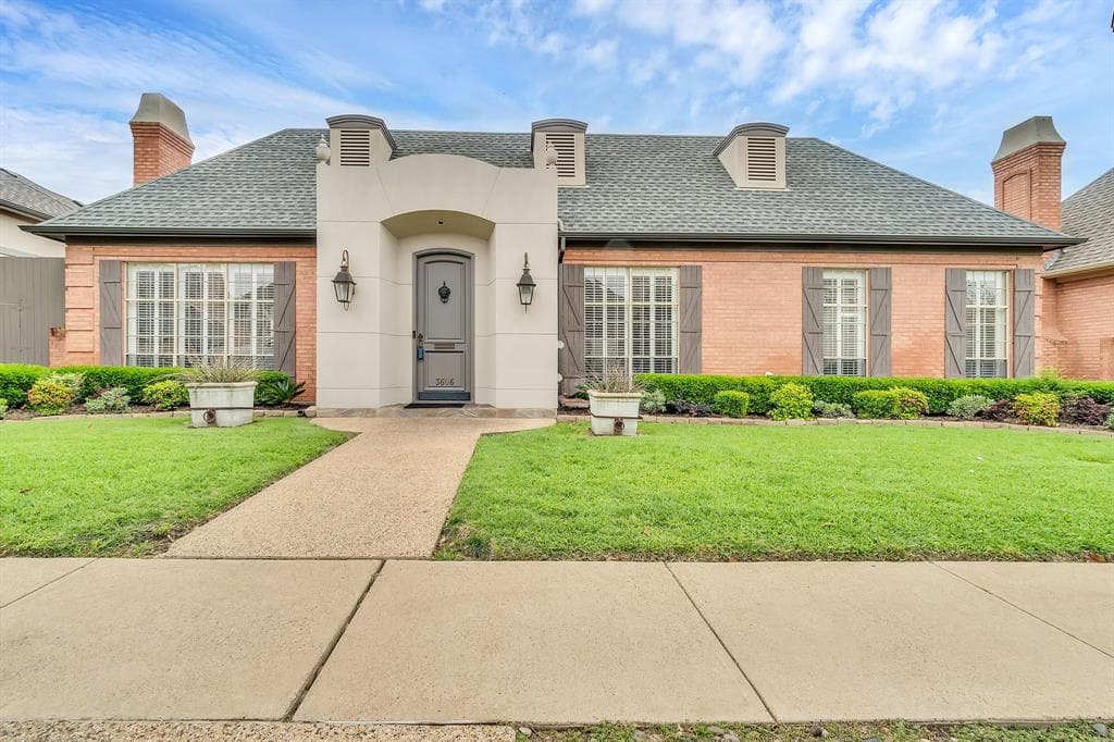 3606 N Versailles Ave
