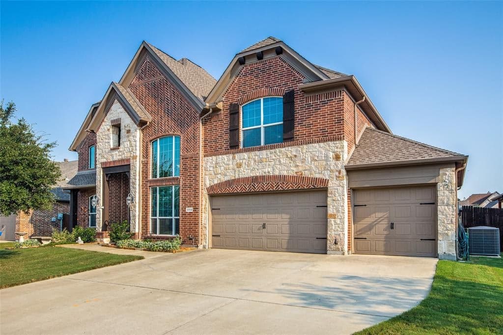 2352 Emerald Lake Ln