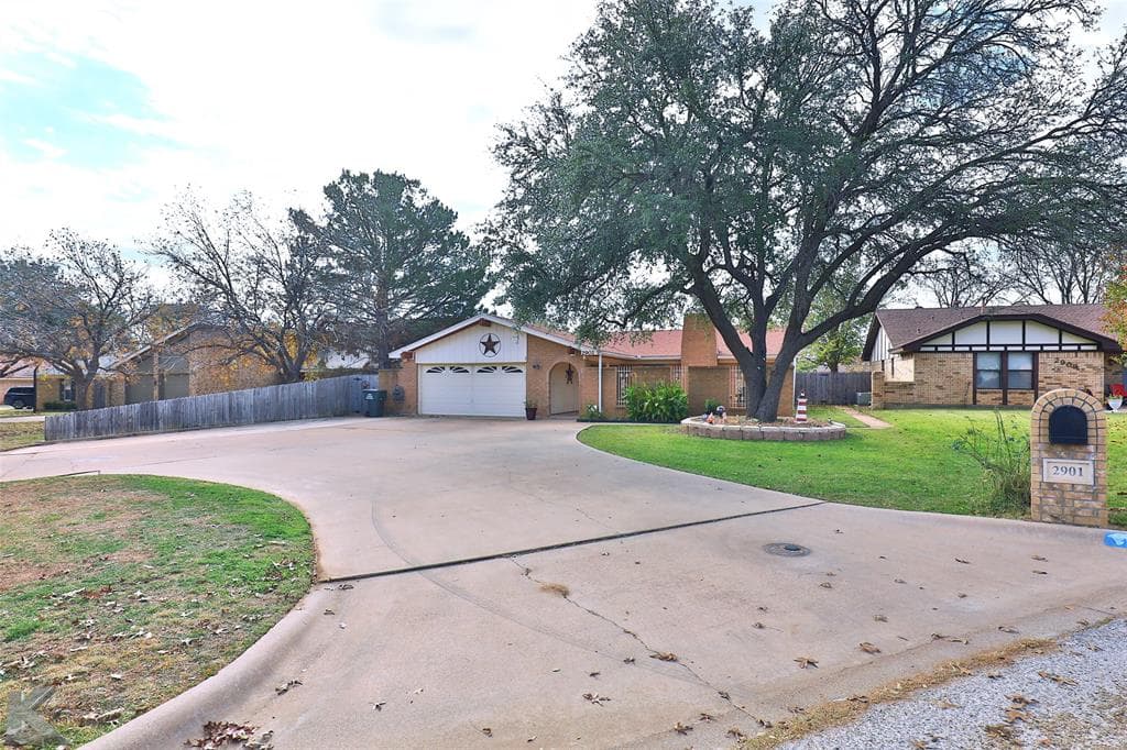 2901 Red Oak Cir