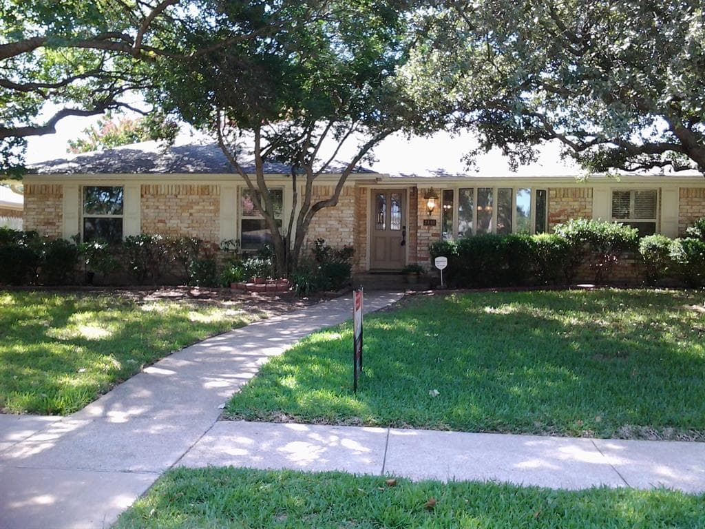 2416 Coleshire Dr