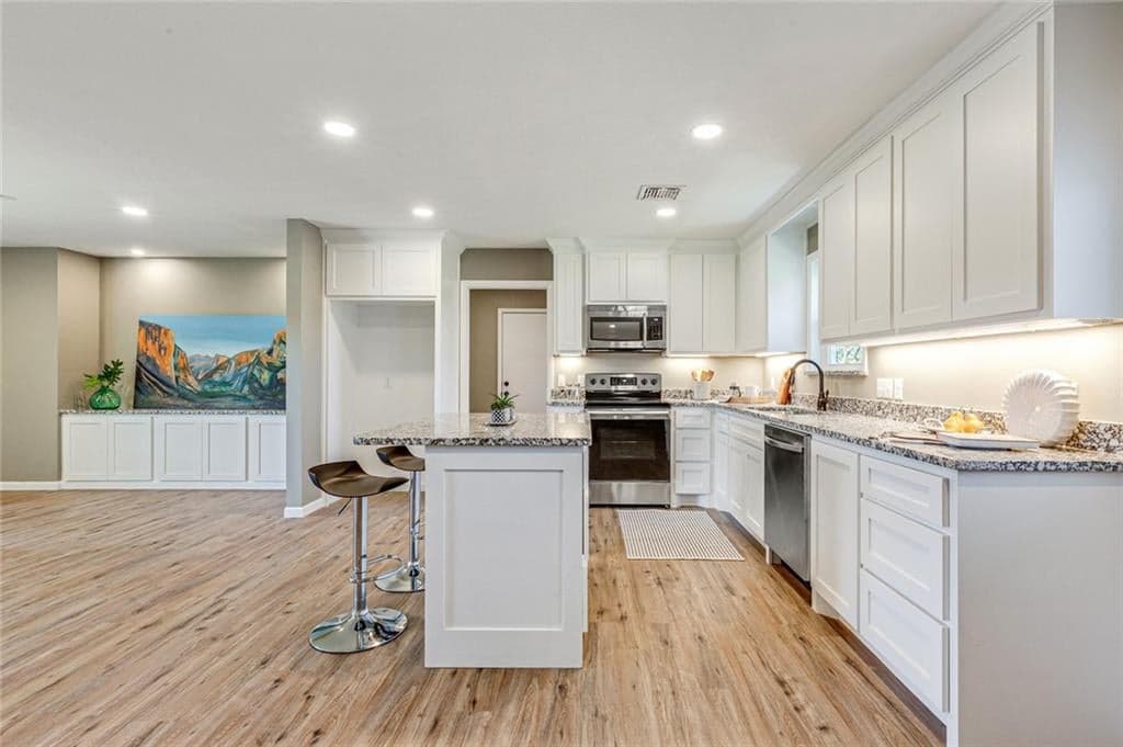 717 Bellaire Dr