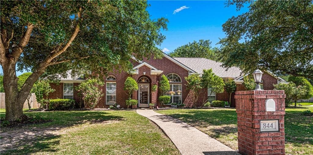 844 Oakmont Dr