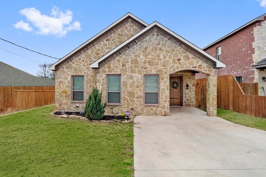 105 S Tatum Ave