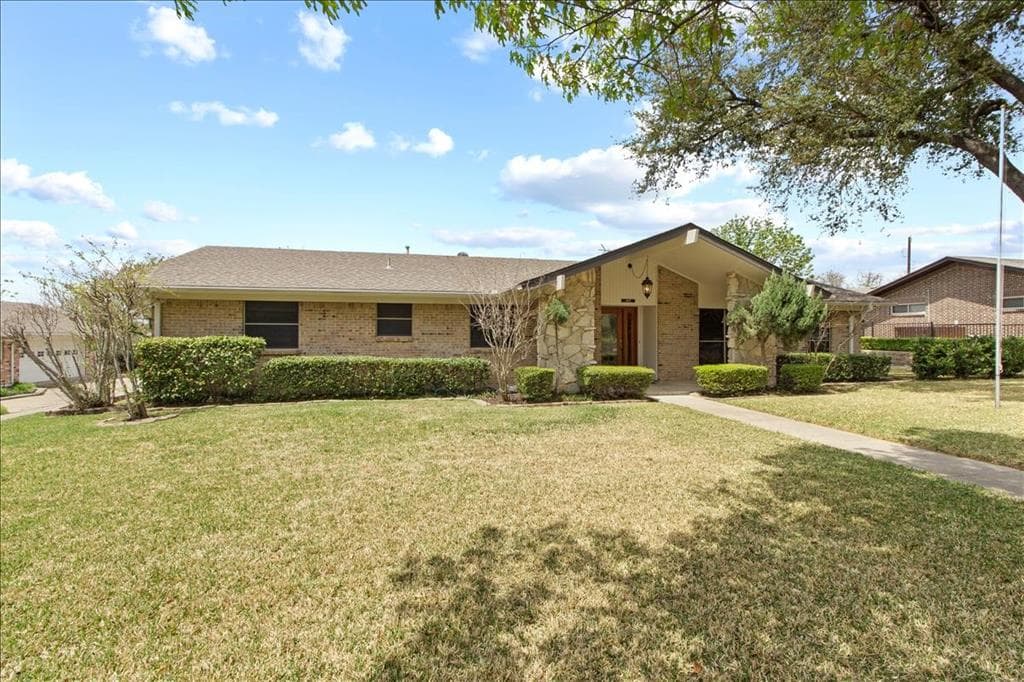 14621 Tanglewood Dr