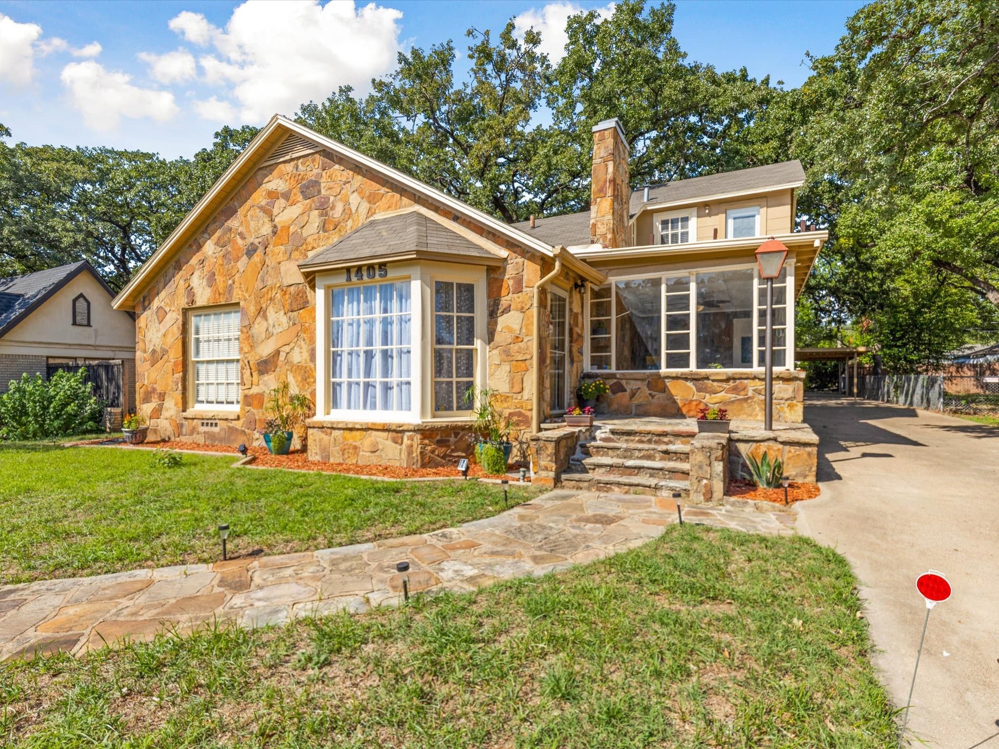 1405 N Riverside Dr