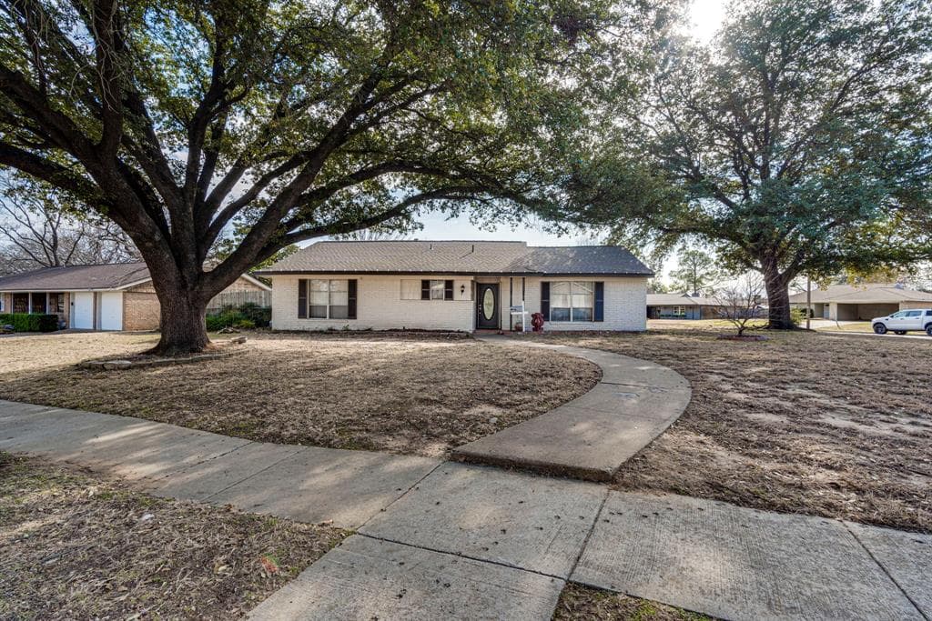 404 Lakeside Dr