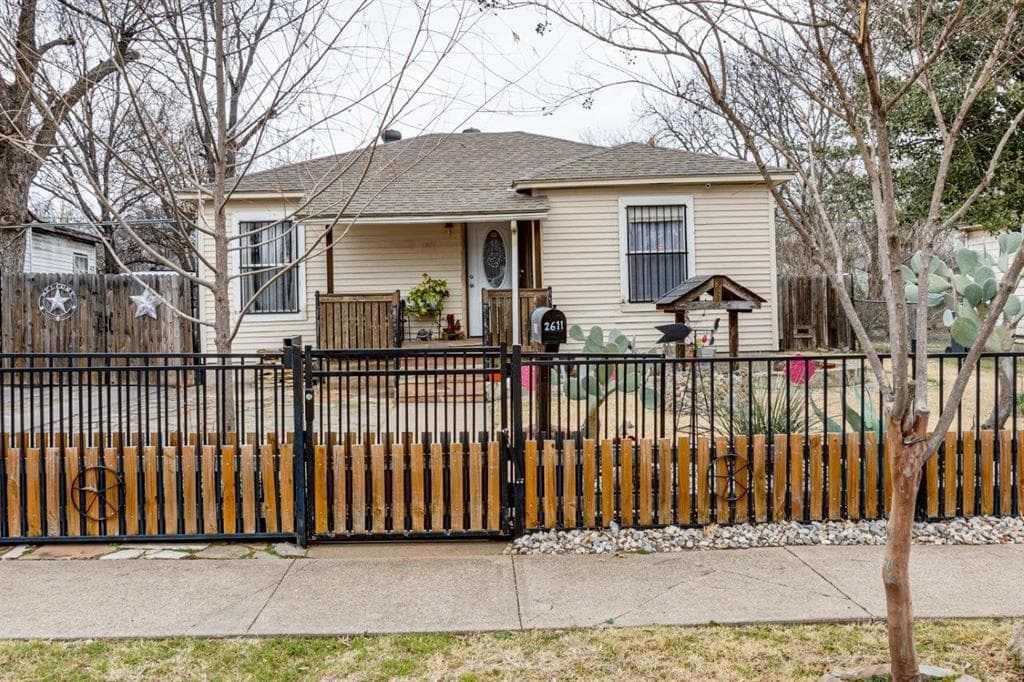 2611 Jennings Ave