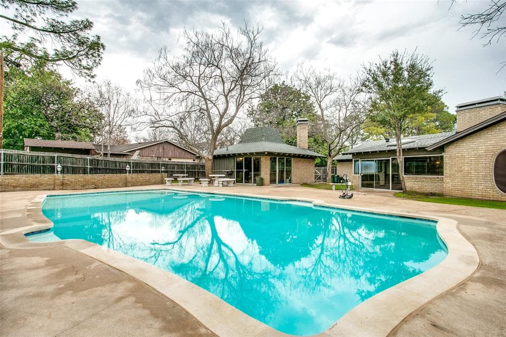 1811 Camelot Dr
