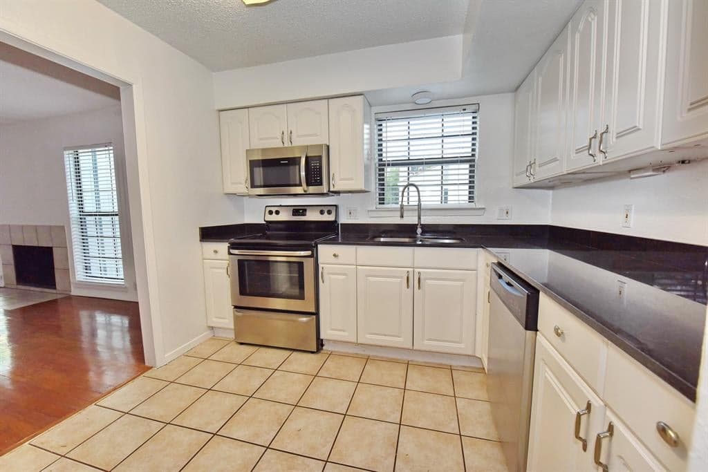4033 Gilbert Ave Apt 210
