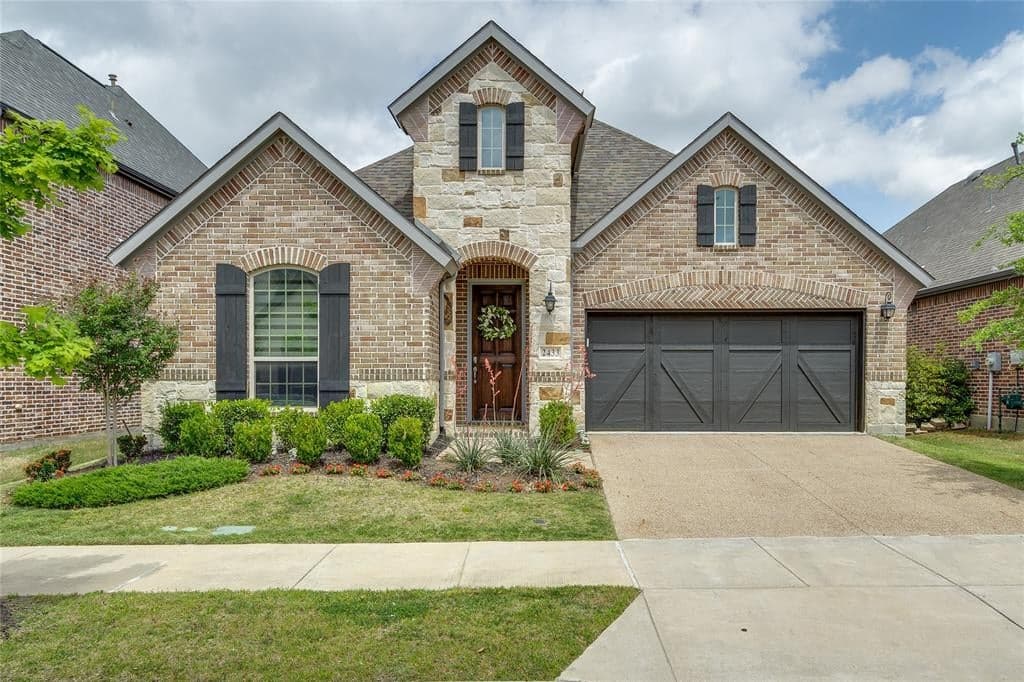 2433 Hunters Blvd