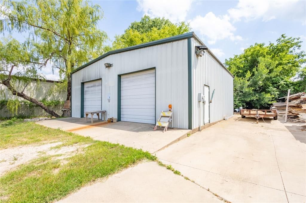 717 Comanche Cove Dr