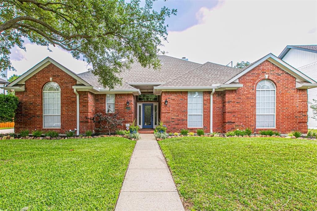 11112 Hermitage Ln