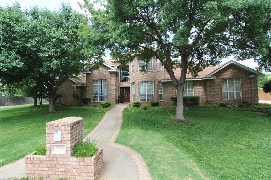 1750 Lakeway Dr