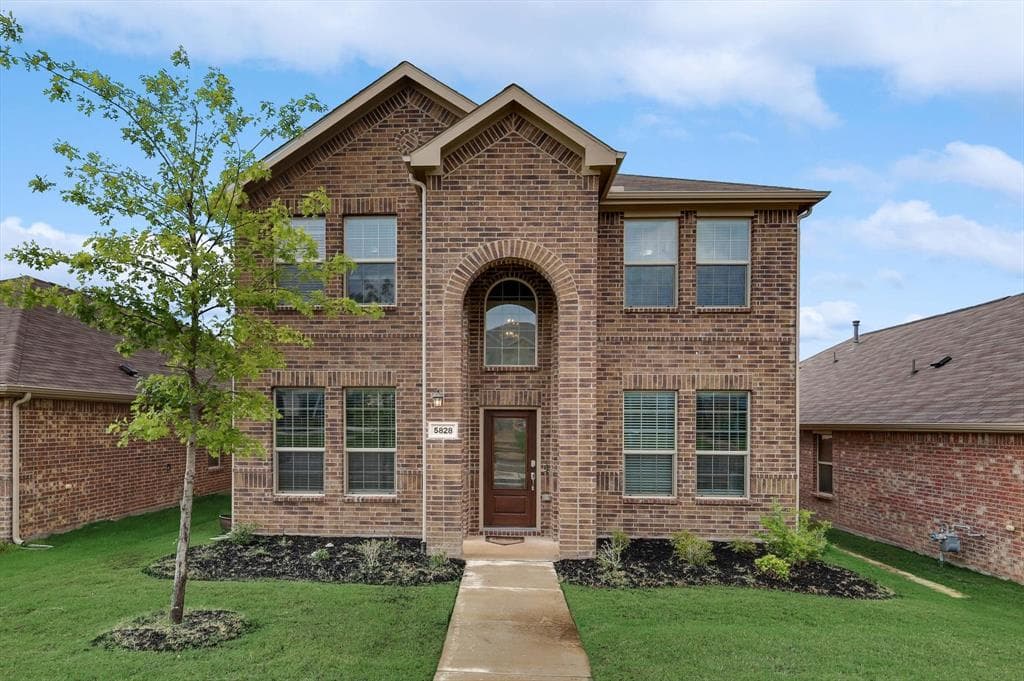 5828 Wake Robin Dr
