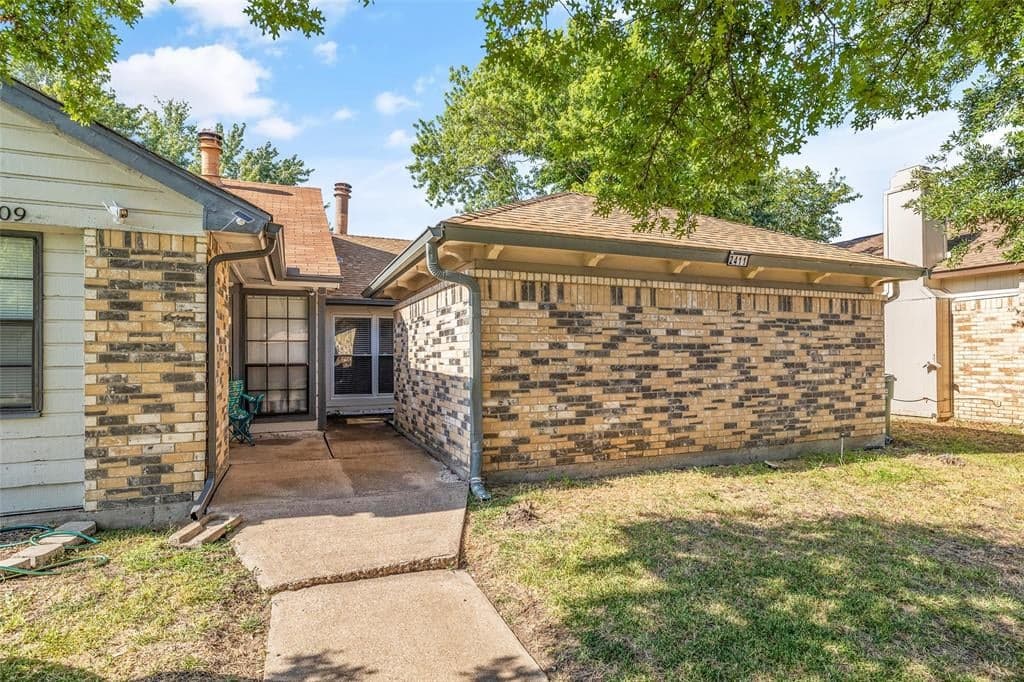 2411 E Timberview Ln