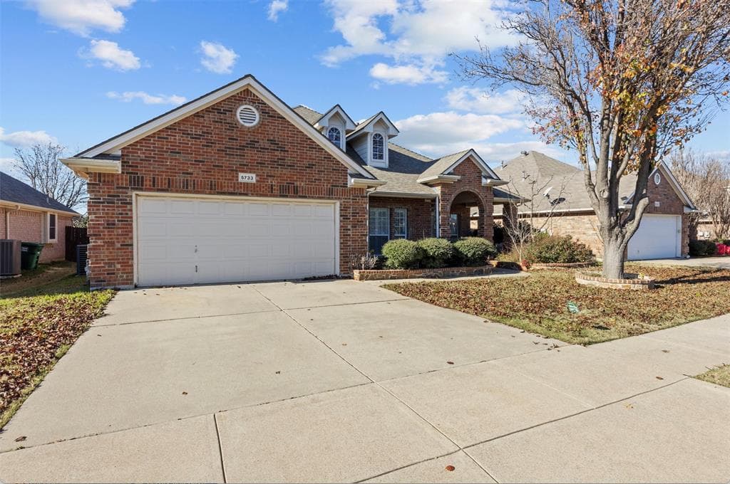 5733 Ozark Dr