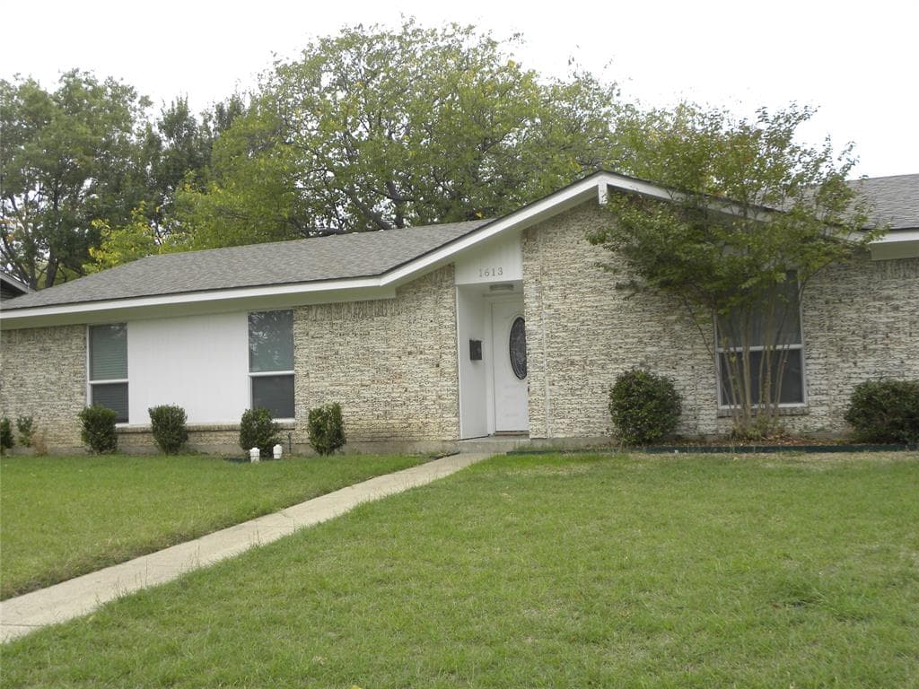 1613 Mosswood Cir