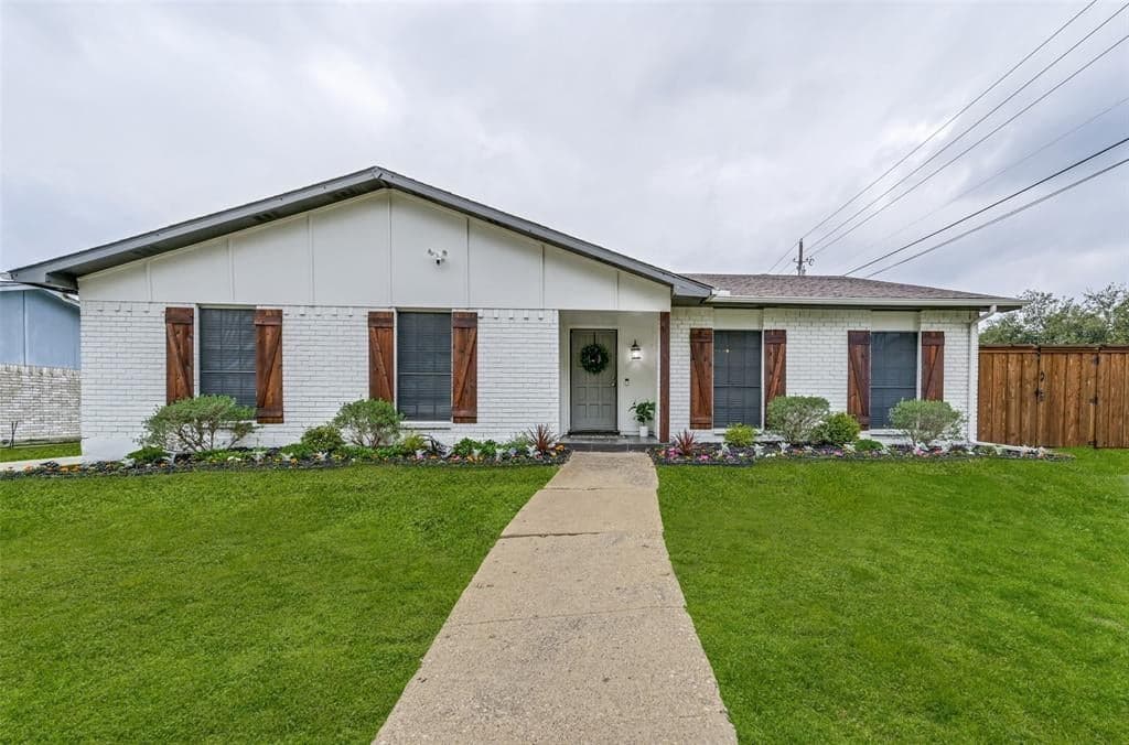 1900 White Rose Ln