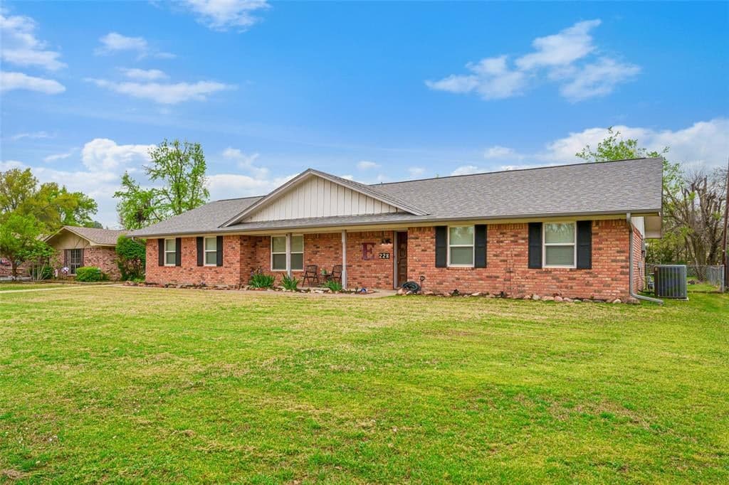 228 Azalea Dr