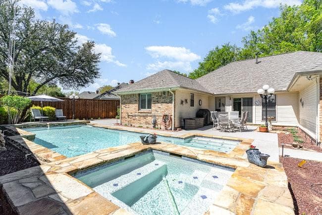 2222 Rolling Oak Ln