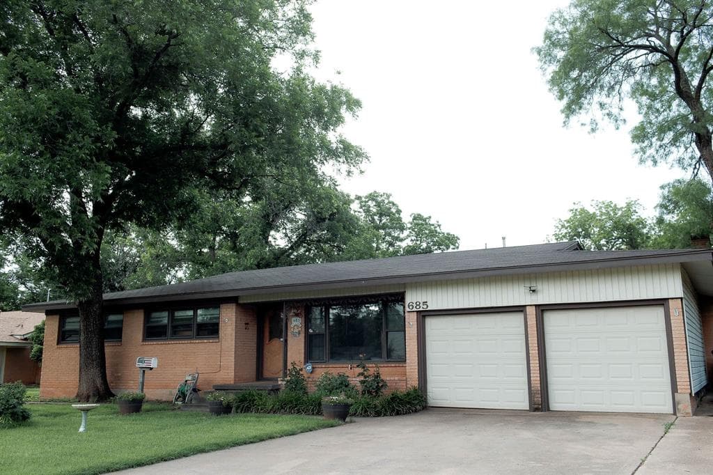 685 Crestwood Dr