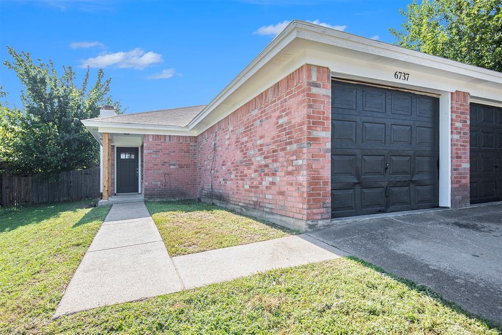 6737 Glenbrook Ln