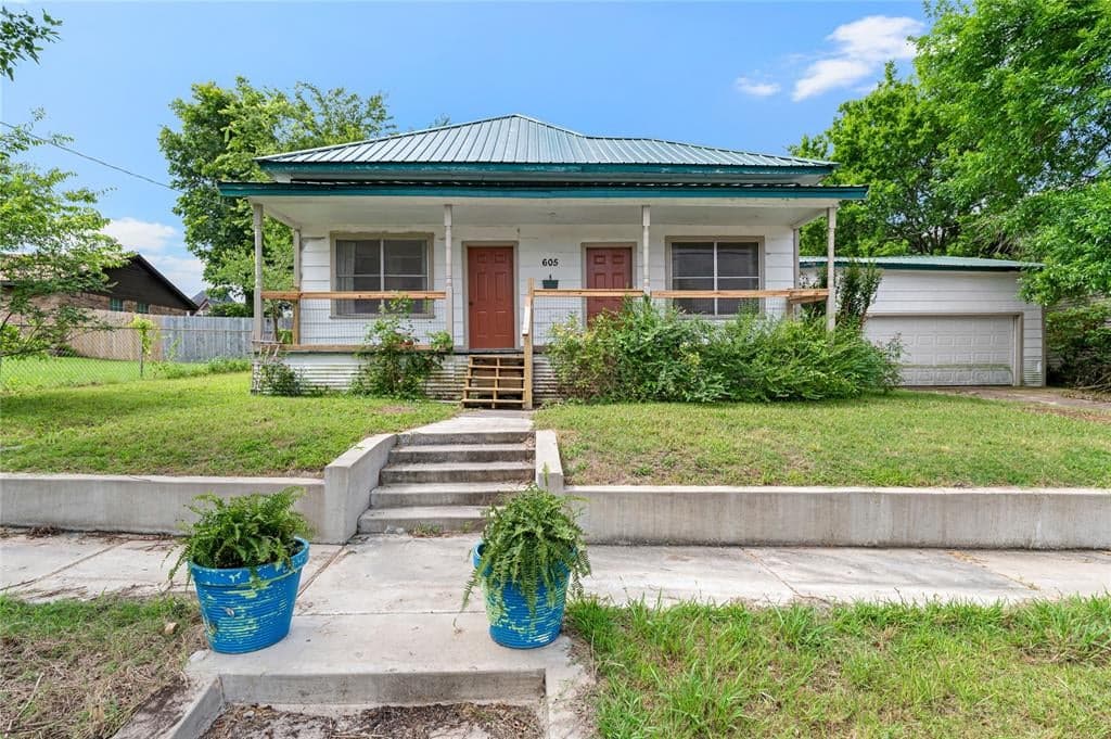 605 W Main St