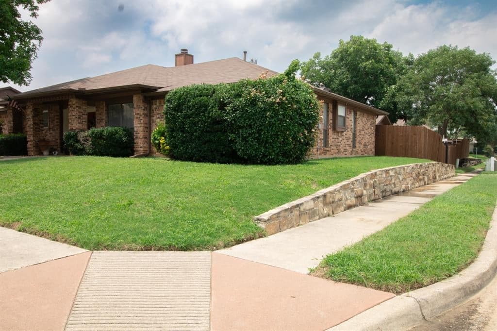 2441 Oakmont Dr