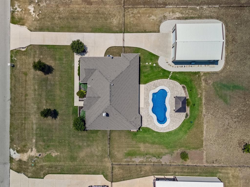 8904 Winding Way
