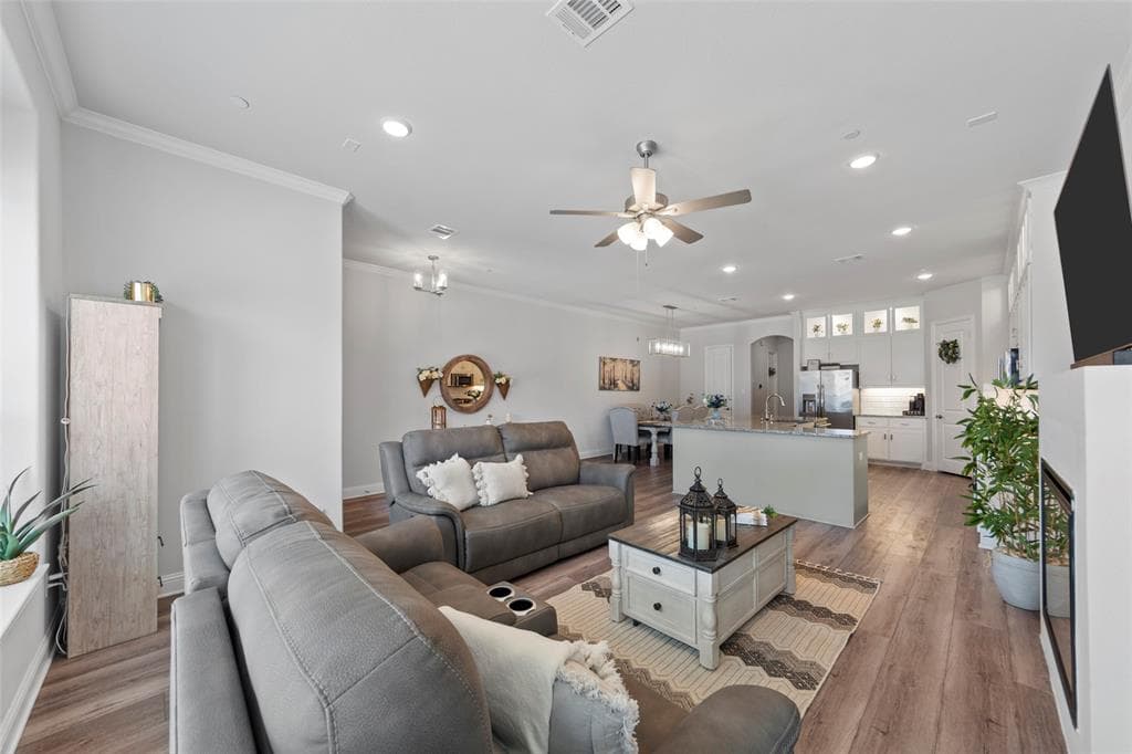 1886 Melinda Ln