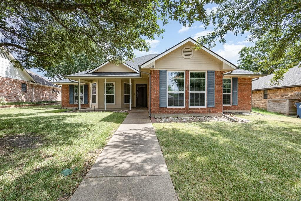 1305 Casa Linda St