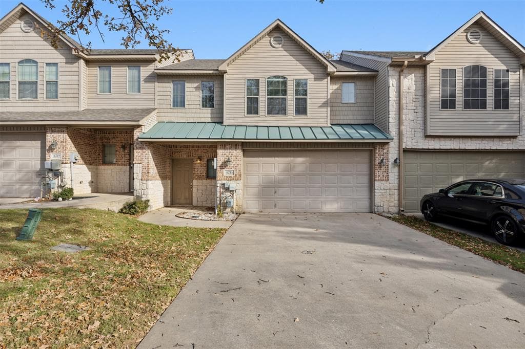 4215 Towne Lake Ct