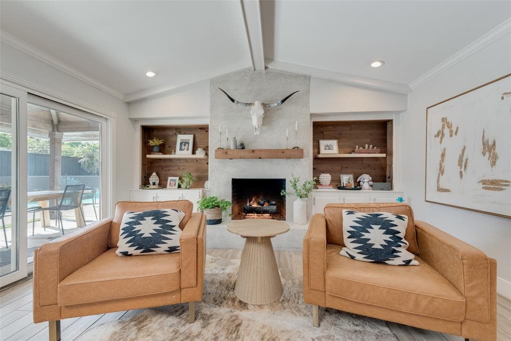 6324 E Lovers Ln