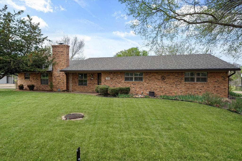 411 Country Club Dr