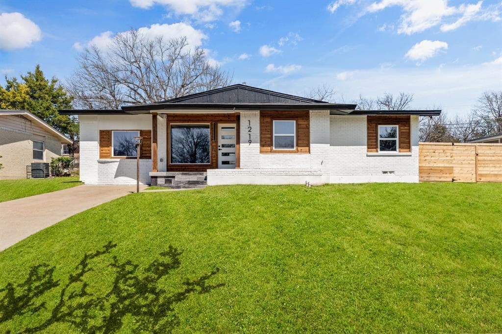 1219 Adelaide Dr