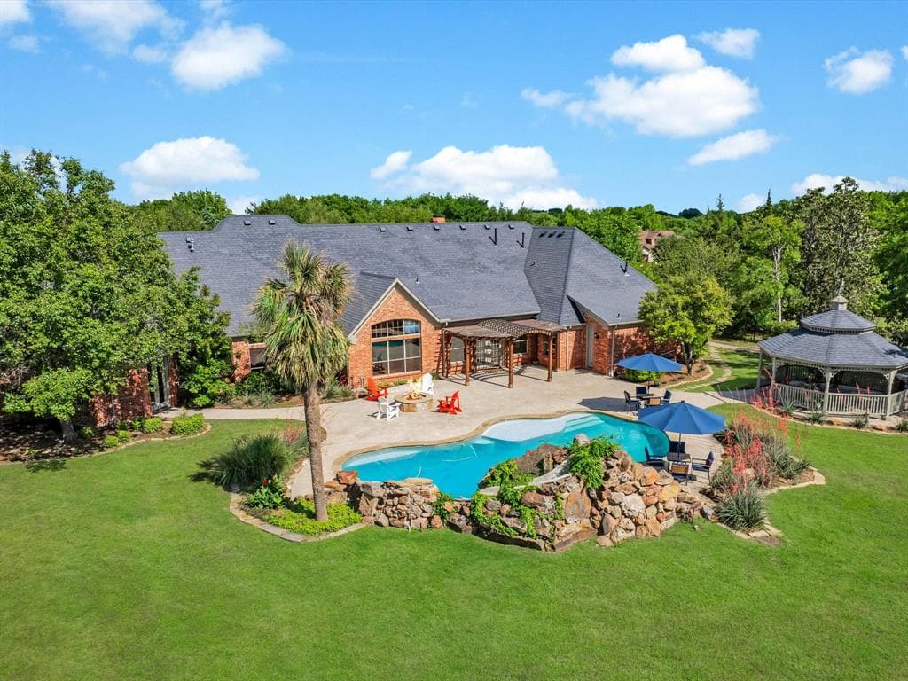 901 Saint James Dr