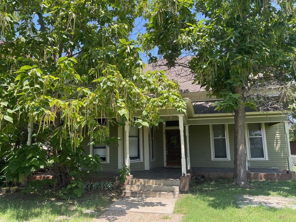 207 E 6th St